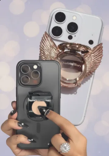 Comparativa Pop Socket de Huda Beauty y accesorio de Charlotte Tilbury en un smartphone
